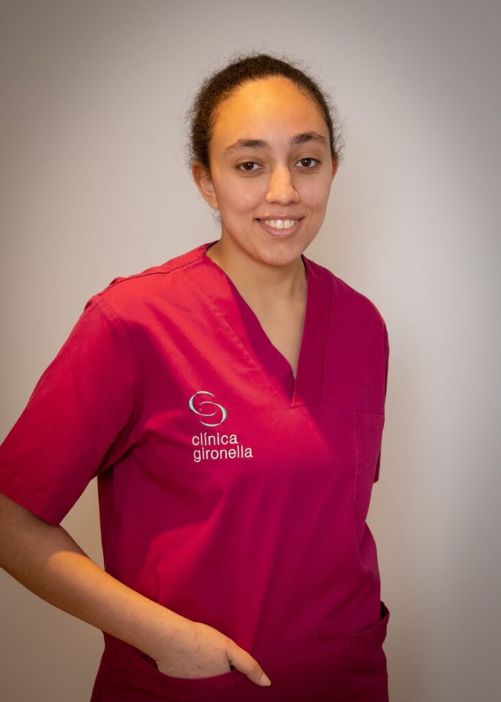 Clínica dental en La Bisbal d'Empordà - Gironella & Maynau - Fadwa Regrag - Higienista Dental i Auxiliar
