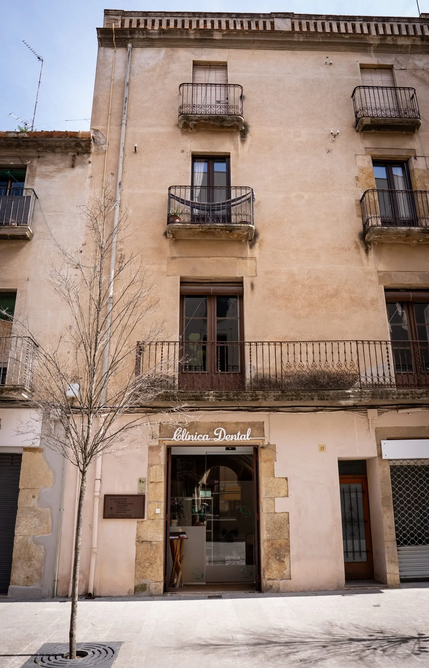 Fachada Clínica dental Gironella & Maynau | La Bisbal d'Empordá